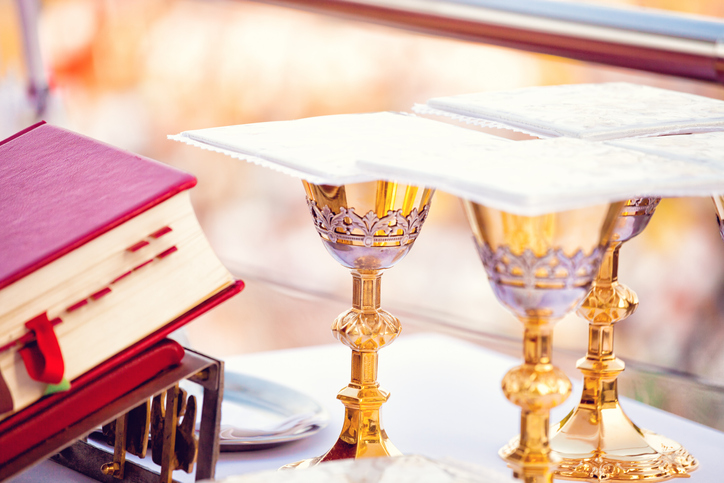 naczynia liturgiczne i biblia